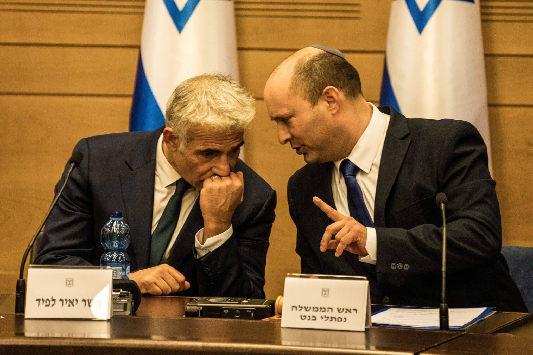 El primer ministro de Israel Naftali Benet (D) y el viceprimer ministro Yair Lapid (I)
