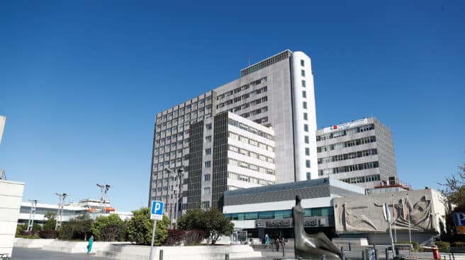 Fachada del Hospital La Paz en Madrid (España).