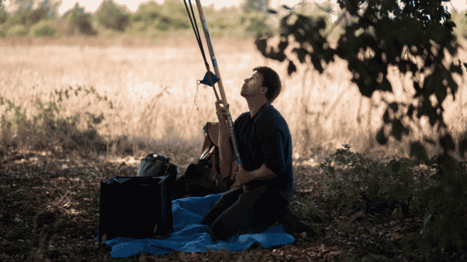 Lawrence Whittaker, de la compañía Rainforest Connection, durante la instalación de uno de los guardianes desarrollados con Huawei en un roble de la reserva del lago Burano, en Toscana. Huawei presta apoyo tecnológico a proyectos para la protección de la biodiversidad alrededor del mundo a través de su iniciativa global Tech4all.