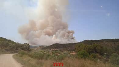 Más de 60 dotaciones de bomberos en un incendio sin control en Lleida