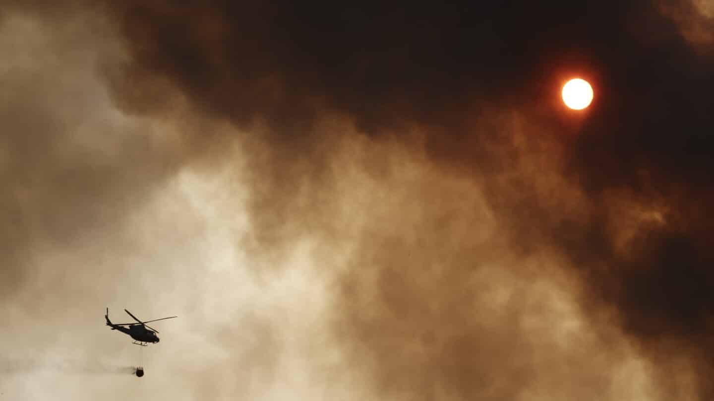 Un helicóptero trabaja en la extinción del incendio cercano al Monasterio de Leyre, Navarra la semana pasada.