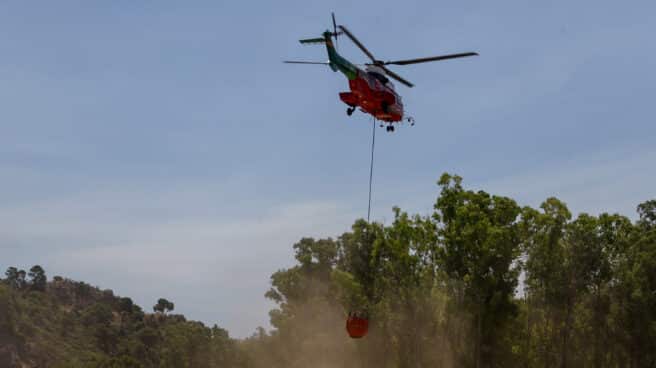 Bomberos en el incendio forestal de Málaga