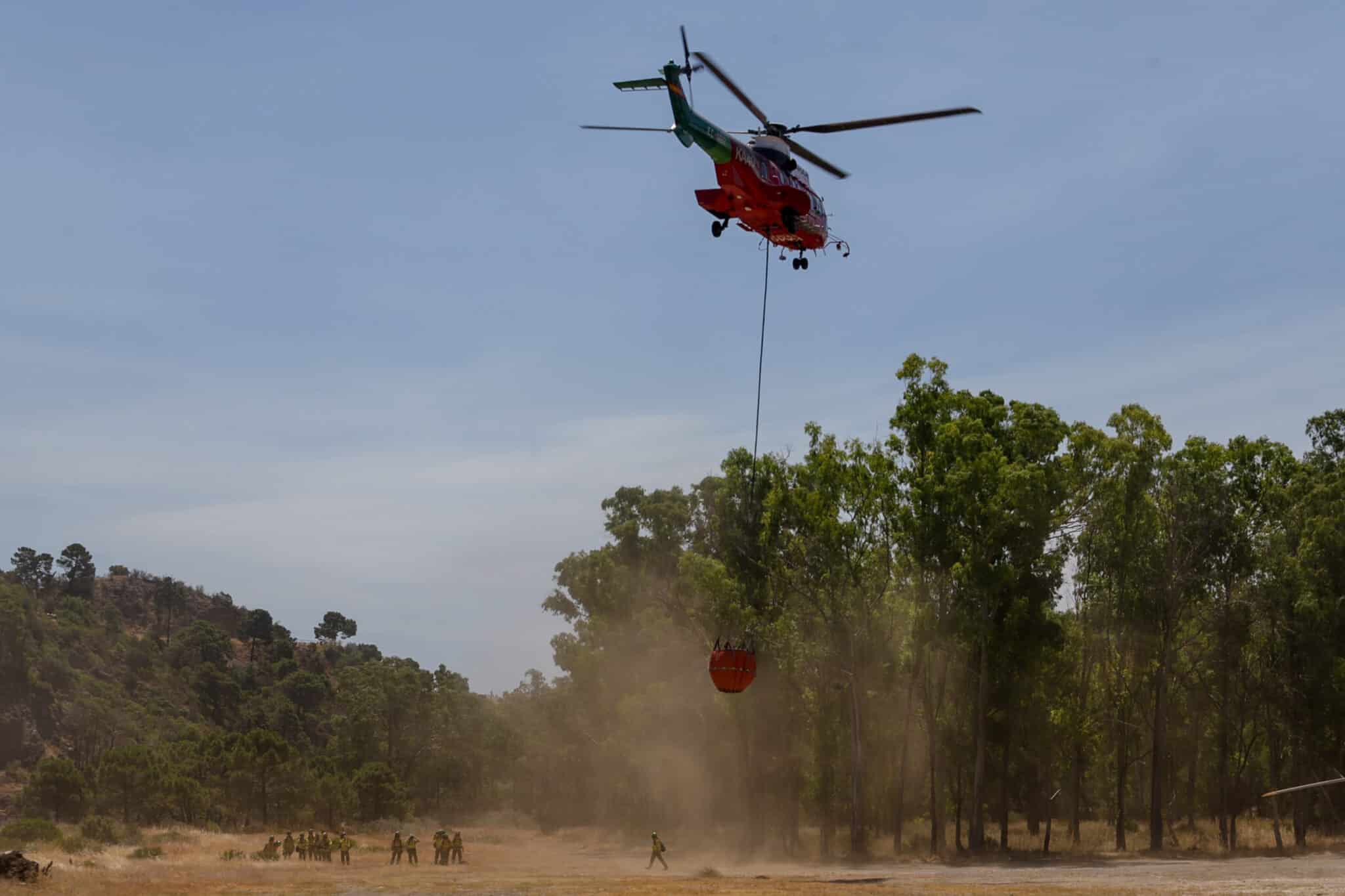 Bomberos en el incendio forestal de Málaga