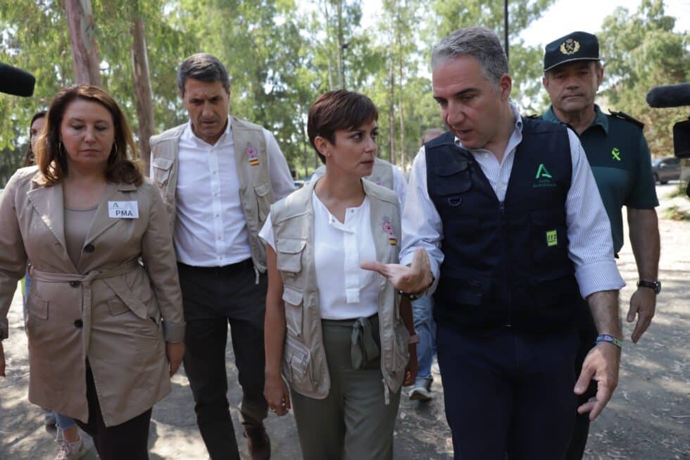 La ministra de Política Territorial y portavoz del Gobierno, Isabel Rodríguez, junto a el consejero de la Presidencia, Elías Bendodo