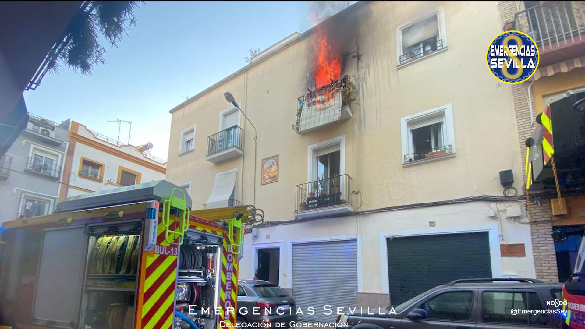 La casa donde se produjo el incendio en llamas