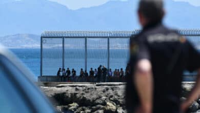 Los policías temen un "verano caliente" de inmigración: "Dos personas no pueden custodiar a 150"
