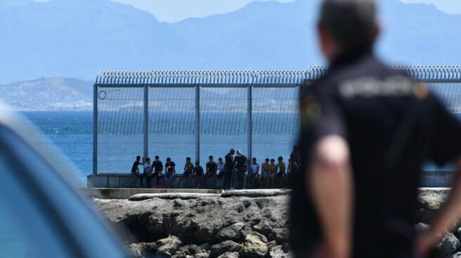 Un grupo de migrantes marroquíes en las inmediaciones de la valla de Ceuta Un grupo de migrantes marroquíes en las inmediaciones de la valla de Ceuta