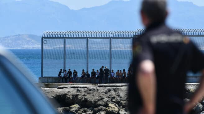 Un grupo de migrantes marroquíes en las inmediaciones de la valla de Ceuta