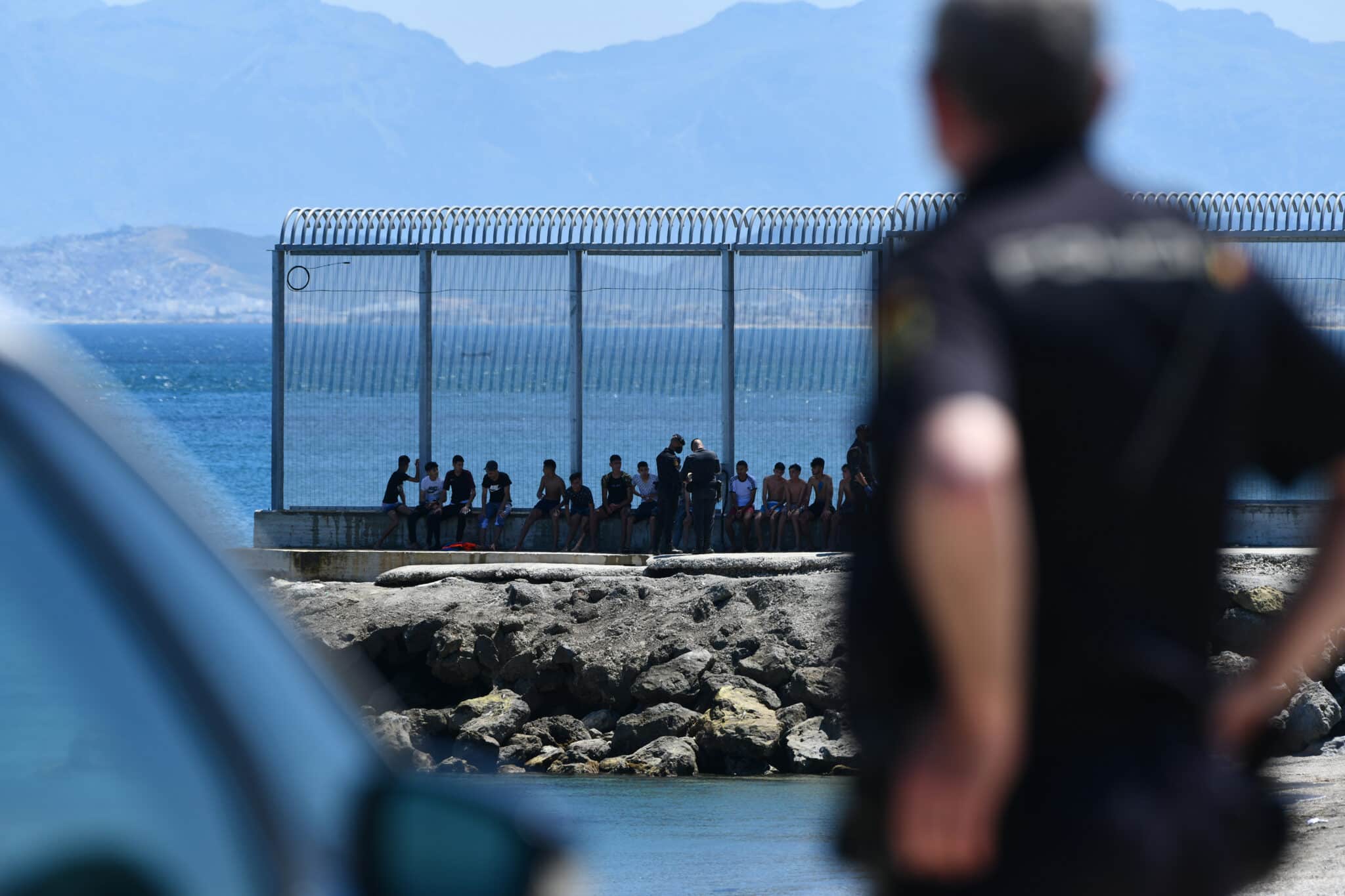 Un grupo de migrantes marroquíes en las inmediaciones de la valla de Ceuta