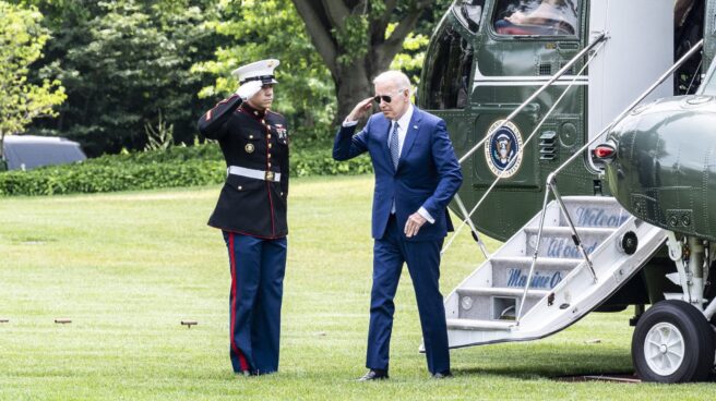 Joe Biden saluda a un marine de los Estados Unidos al bajar de su helicóptero en la Casa Blanca.