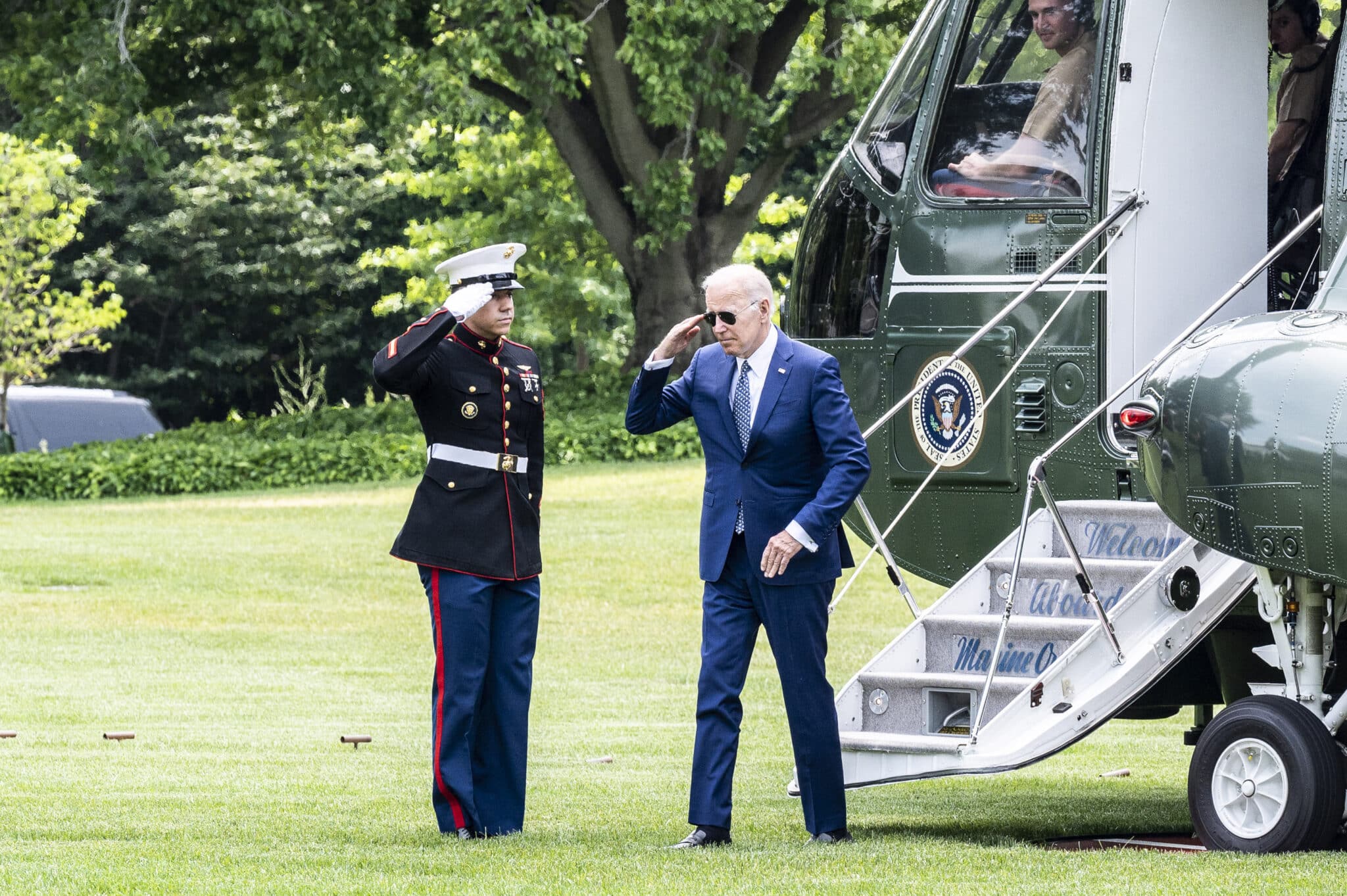 Joe Biden saluda a un marine de los Estados Unidos al bajar de su helicóptero en la Casa Blanca.