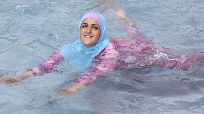 El Consejo de Estado francés prohíbe a un ayuntamiento dar vía libre al 'burkini' en las piscinas Mujer musulmana en una jornada de 'burkini' en una piscina de Francia