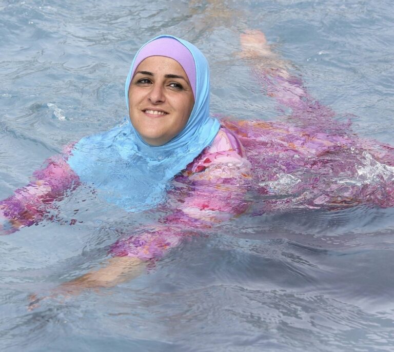 El Consejo de Estado francés prohíbe a un ayuntamiento dar vía libre al 'burkini' en las piscinas