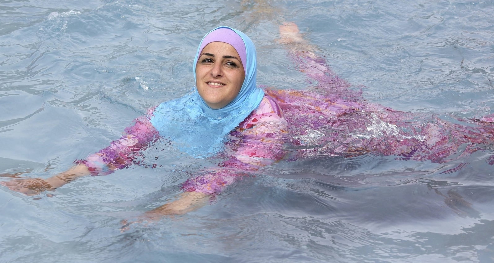 Mujer musulmana en una jornada de 'burkini' en una piscina de Francia