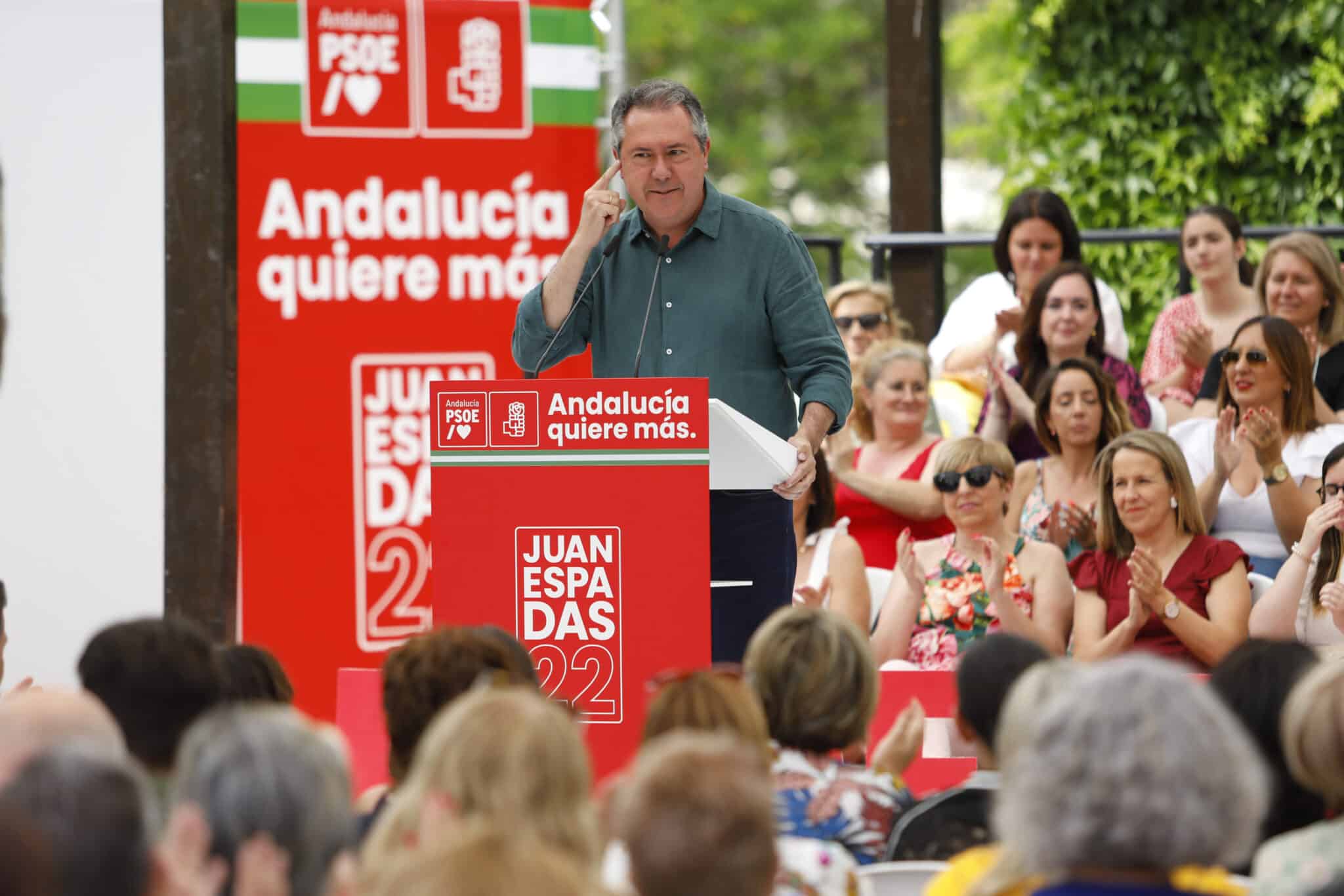 El candidato del PSOE, Juan Espadas, durante un acto de precampaña en Granada.