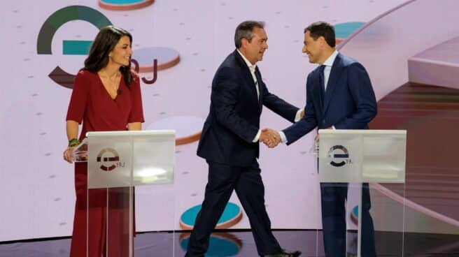 Juan Espadas y Juanma Moreno se saludan en un debate electoral, junto a Macarena Olona. Juan Espadas y Juanma Moreno se saludan en un debate electoral, junto a Macarena Olona.
