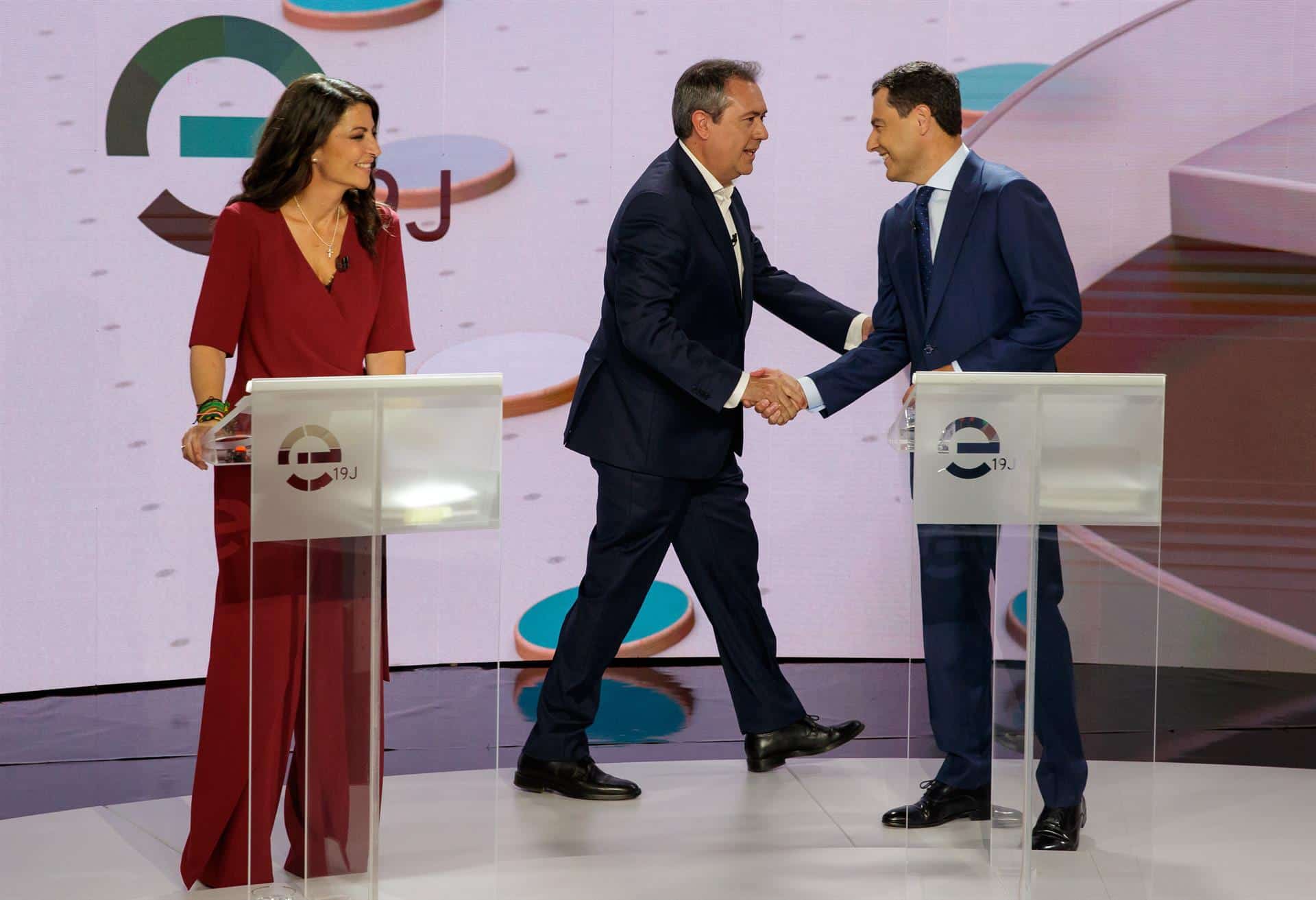 Juan Espadas y Juanma Moreno se saludan en un debate electoral, junto a Macarena Olona.