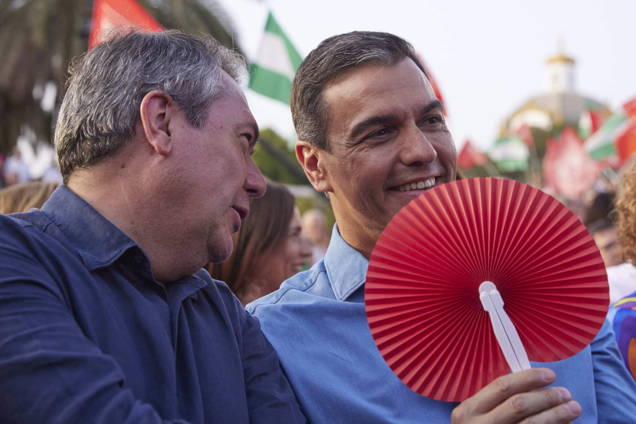 Juan Espadas y Pedro Sánchez, en el mitin de cierre de campaña del PSOE en Sevilla.