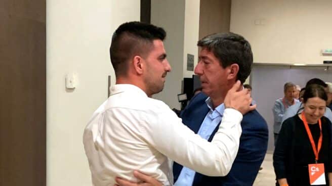 Juan Marín, es animado por su hijo, tras los resultados obtenidos por su partido en las elecciones de Andalucía Juan Marín, es animado por su hijo, tras los resultados obtenidos por su partido en las elecciones de Andalucía