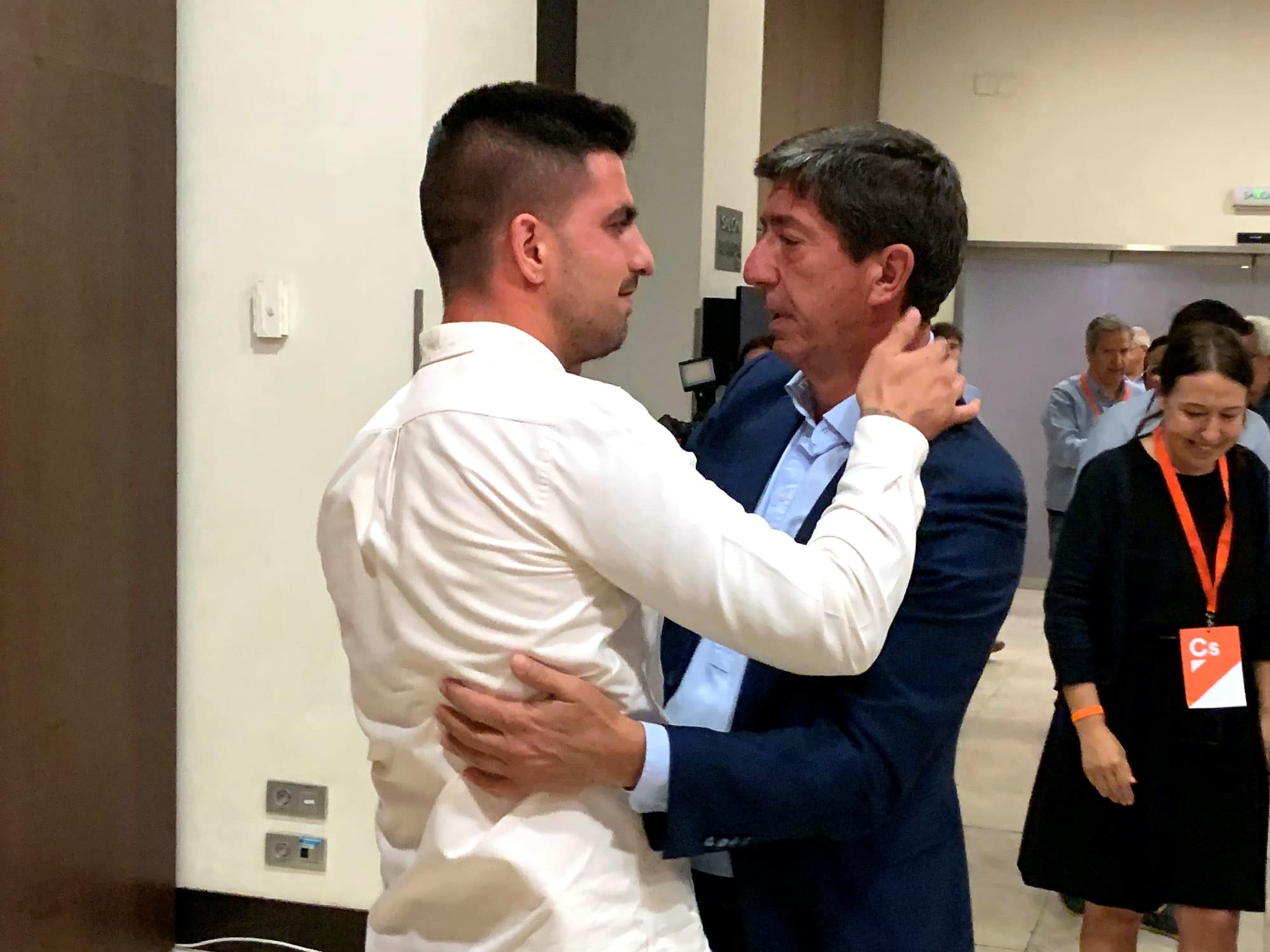 Juan Marín, es animado por su hijo, tras los resultados obtenidos por su partido en las elecciones de Andalucía