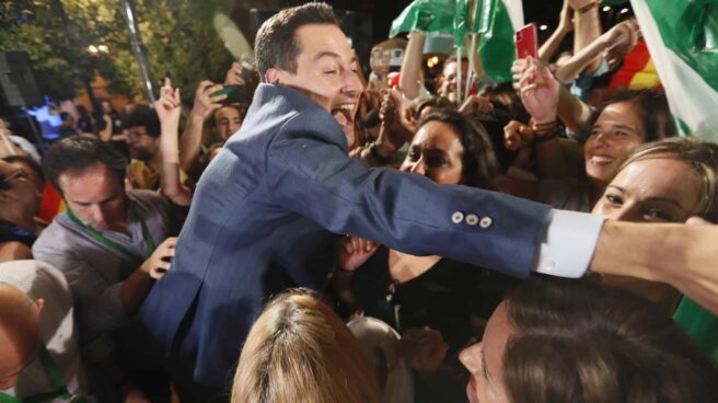 juanma-moreno-celebra-mayoria-absoluta-pp-andalucia Juanma Moreno, eufórico tras su mayoría absoluta en las elecciones de Andalucía del 19-J.