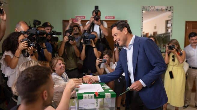 juanma-moreno-colegio-sagrado-corazon Juanma Moreno, presidente de la Junta de Andalucía y candidato del PP, vota en el colegio Sagrado Corazón de Málaga.