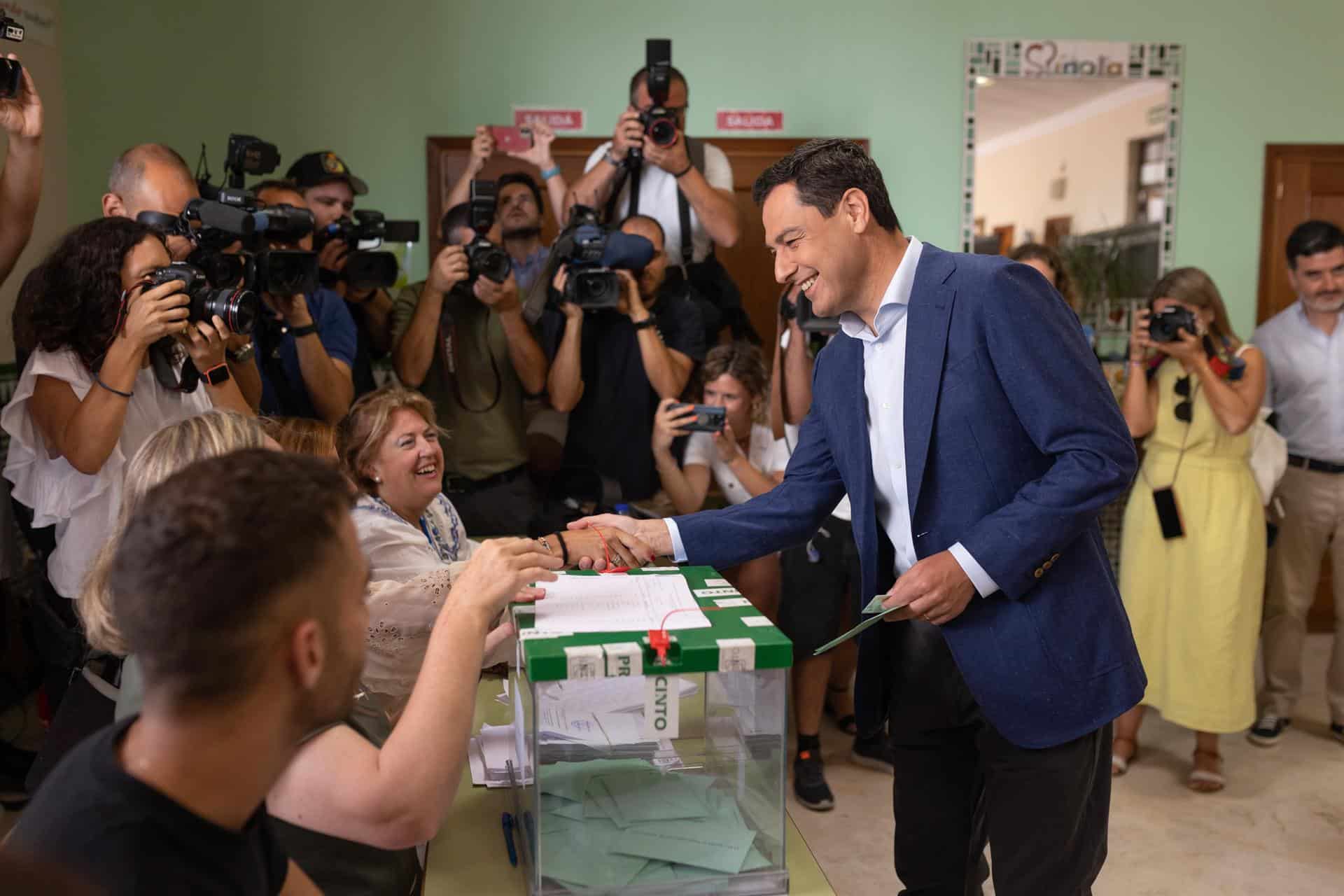 Juanma Moreno, presidente de la Junta de Andalucía y candidato del PP, vota en el colegio Sagrado Corazón de Málaga.