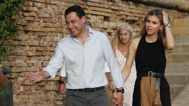 Juanma Moreno, junto a su pareja Manuela Villena en el cierre de campaña en Andalucía.