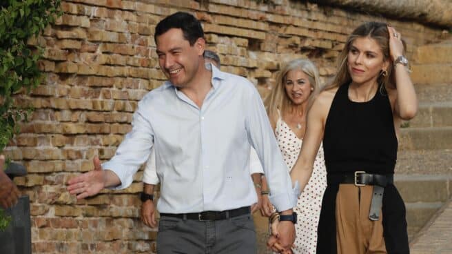 Juanma Moreno, junto a su pareja Manuela Villena en el cierre de campaña en Andalucía. Juanma Moreno, junto a su pareja Manuela Villena en el cierre de campaña en Andalucía.