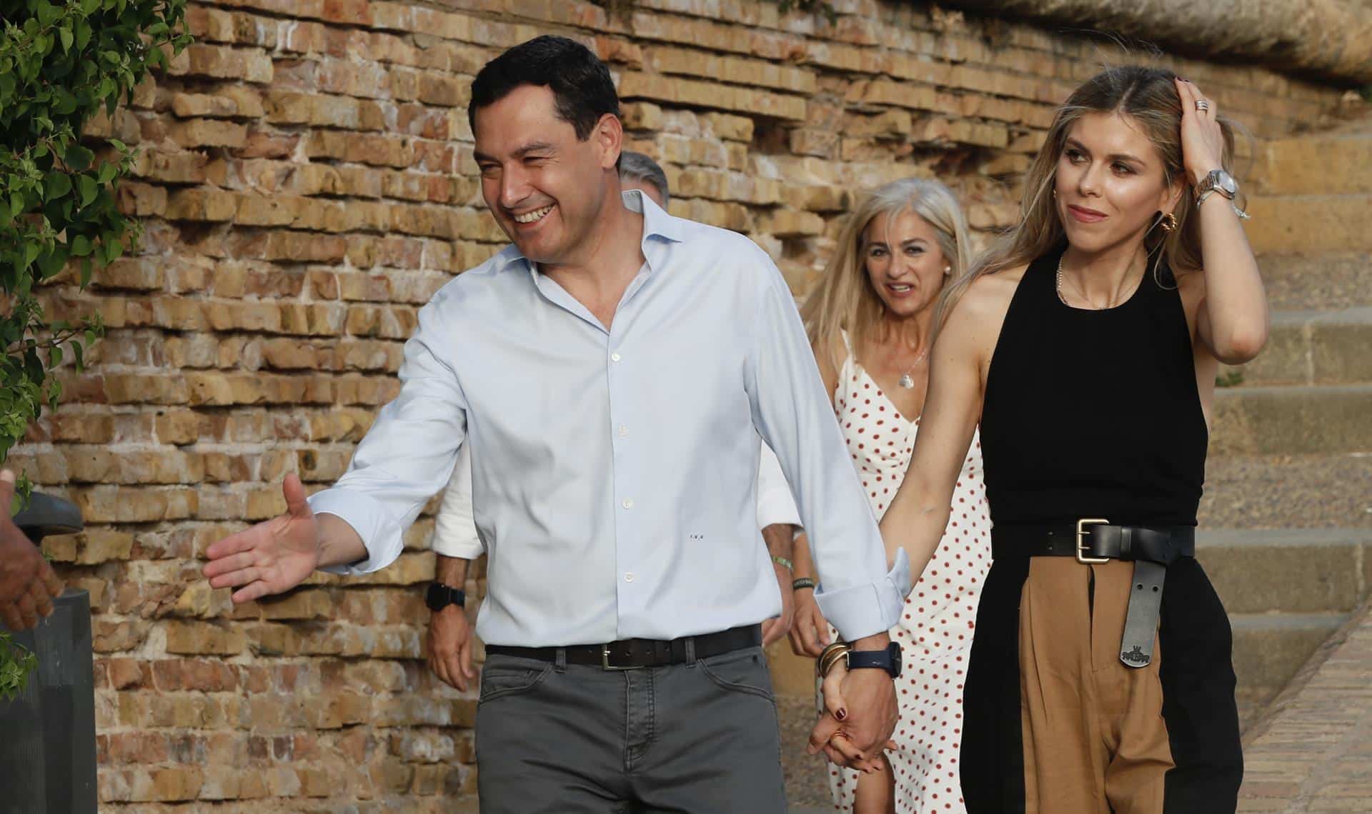 Juanma Moreno, junto a su pareja Manuela Villena en el cierre de campaña en Andalucía.