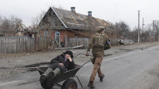 Cien días de guerra: las fechas que cambiaron Ucrania Un soldado ucraniano evacúa a un anciano de su hogar, destruido por las bombas, en Kiev
