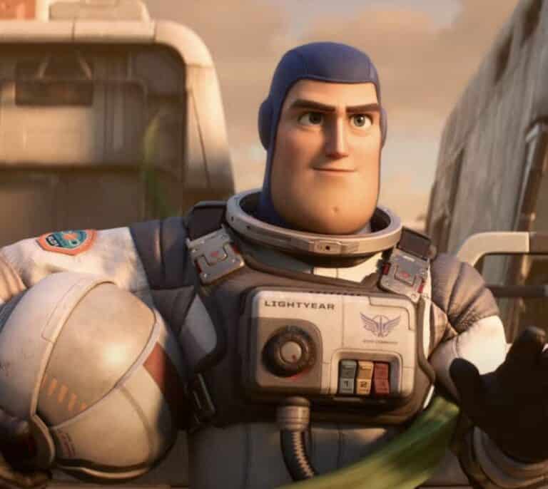 Los países que prohíben  'Lightyear' por un beso entre dos mujeres: "Viola los estándares vigentes"