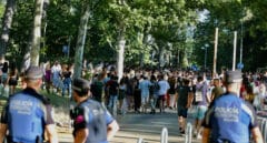 Coches destrozados, señales por los suelos y basura: el rastro del macrobotellón en Ciudad Universitaria tras la EvAU
