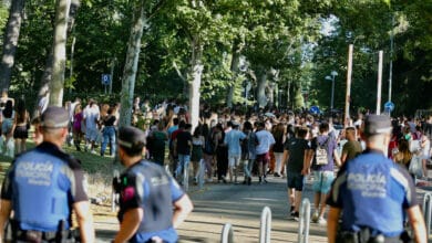 Coches destrozados, señales por los suelos y basura: el rastro del macrobotellón en Ciudad Universitaria tras la EvAU