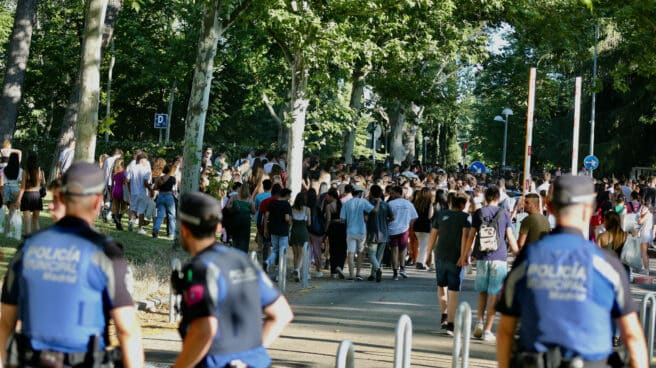 Varios policías controlan la multitud de estudiantes tras finalizar las pruebas de la EvAU