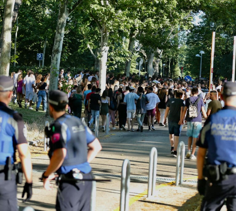 Coches destrozados, señales por los suelos y basura: el rastro del macrobotellón en Ciudad Universitaria tras la EvAU