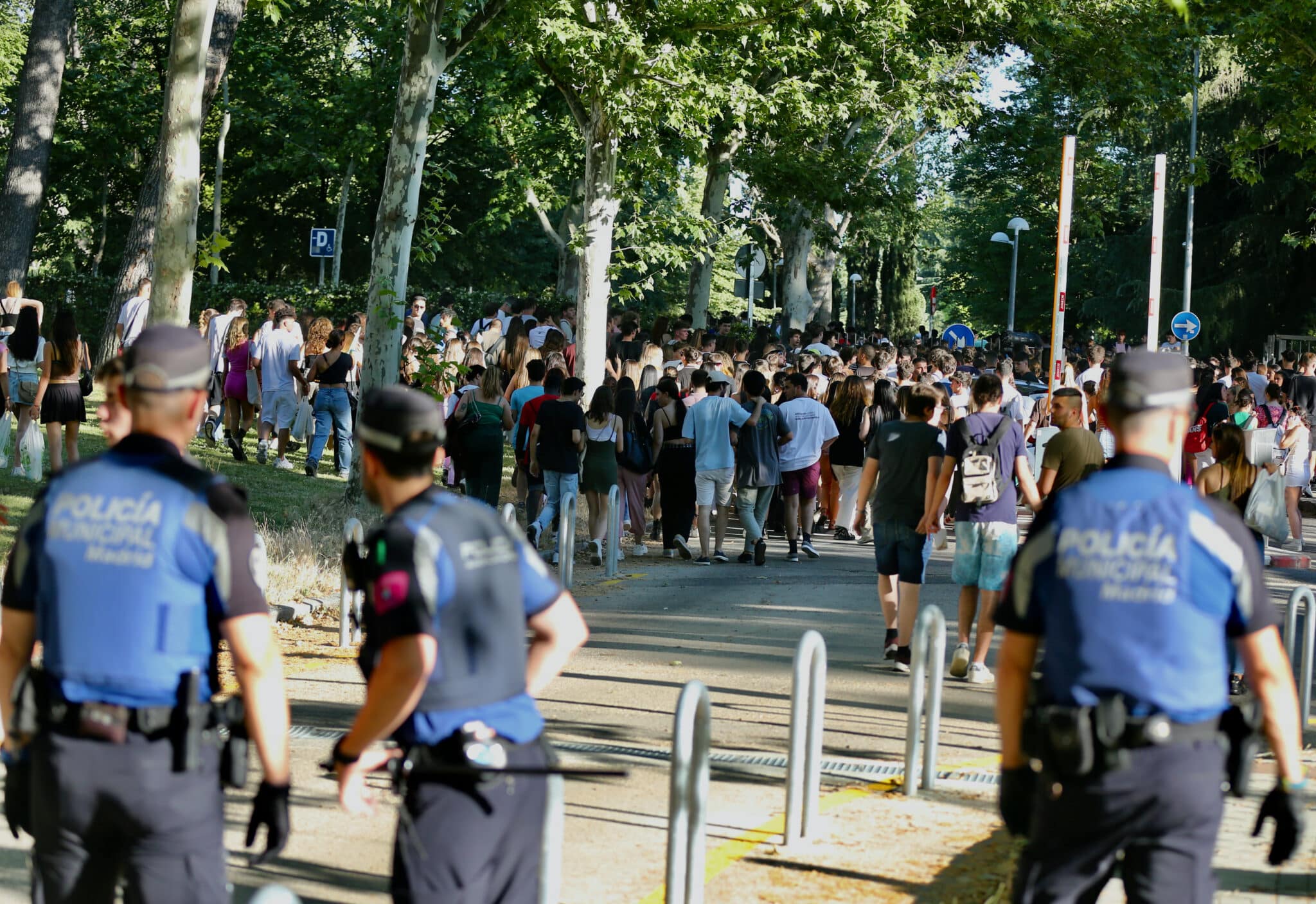 Varios policías controlan la multitud de estudiantes tras finalizar las pruebas de la EvAU