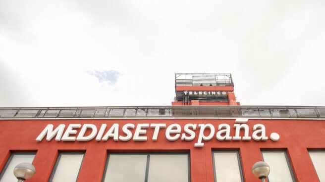 Cartel de Mediaset España en la Sede de Telecinco, en Madrid
