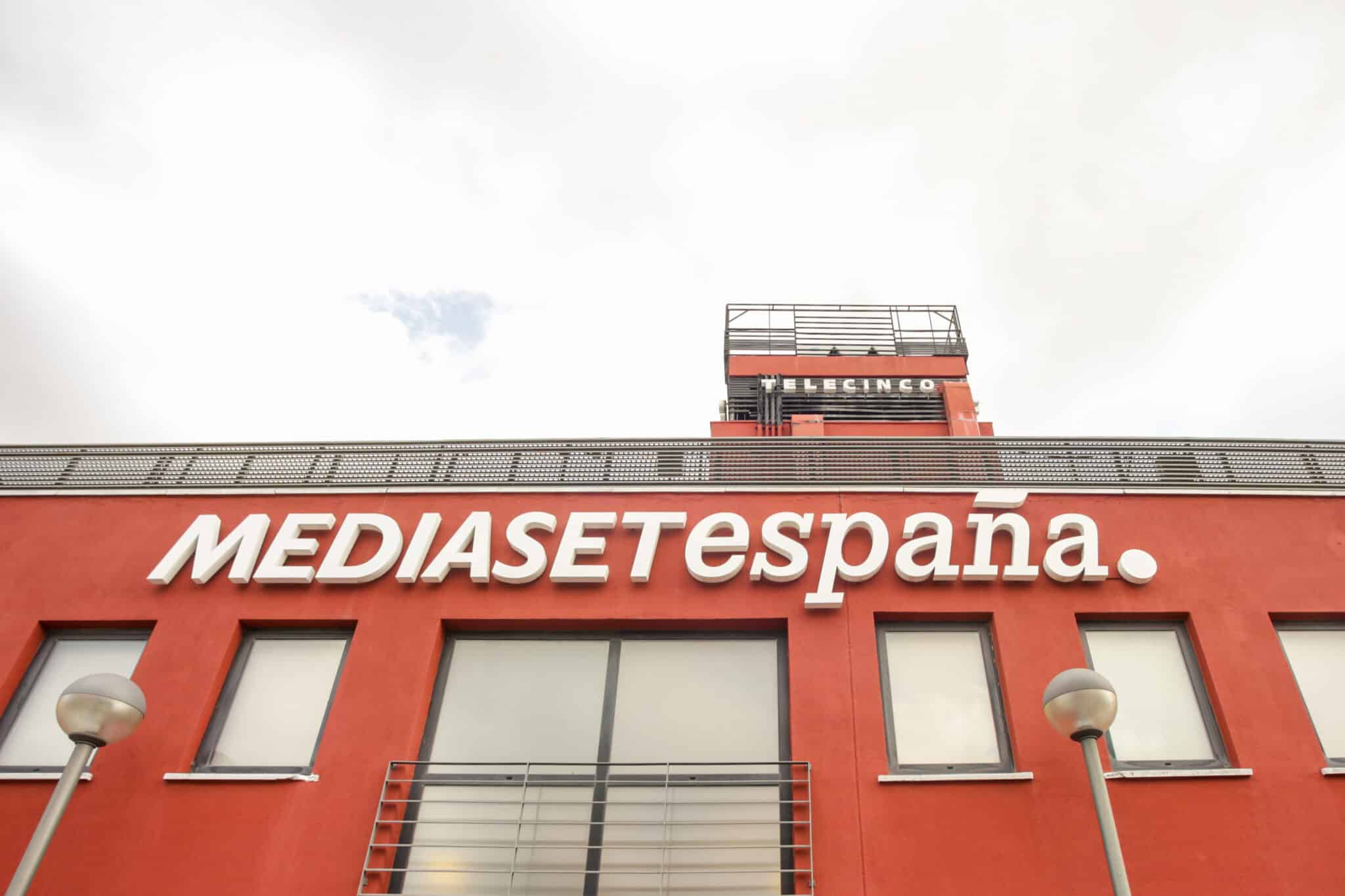 Cartel de Mediaset España en la Sede de Telecinco, en Madrid