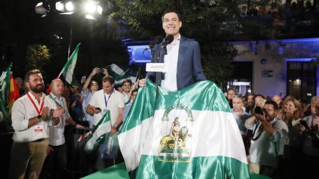 Juanma Moreno celebra la mayoría absoluta en Andalucía frente a la sede regional del PP-A tras conocerse los resultados oficiales.