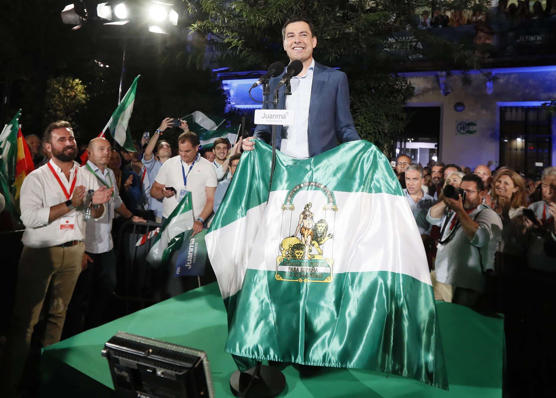 Juanma Moreno celebra la mayoría absoluta en Andalucía frente a la sede regional del PP-A tras conocerse los resultados oficiales.