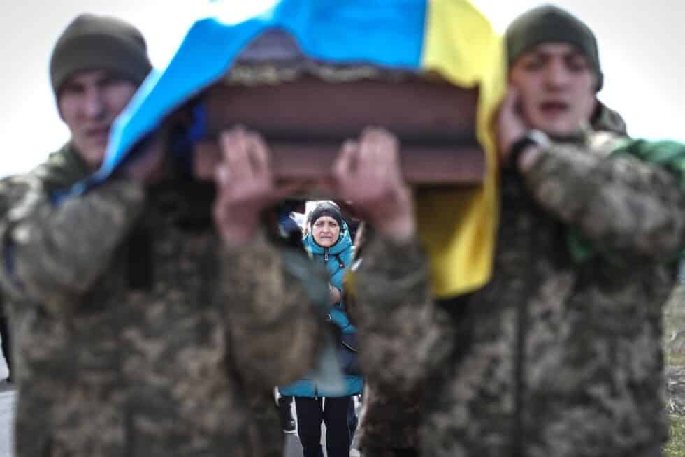 Soldados portan un ataud durante un funeral en Odesa