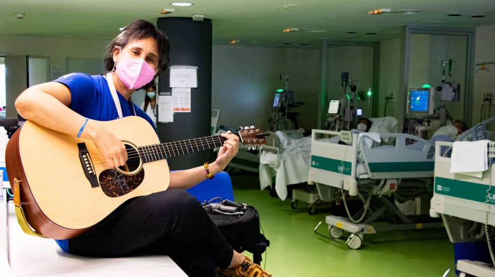 Katia Márquez va todos los miércoles a la sala de hemodiálisis del Hospital Clínico San Carlos para tocar música en directo