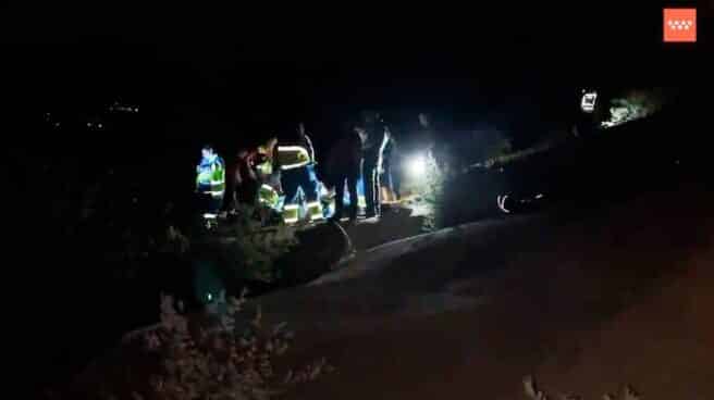 Maniobras de auxilio al joven ahogado en el embalse de Navacerrada.