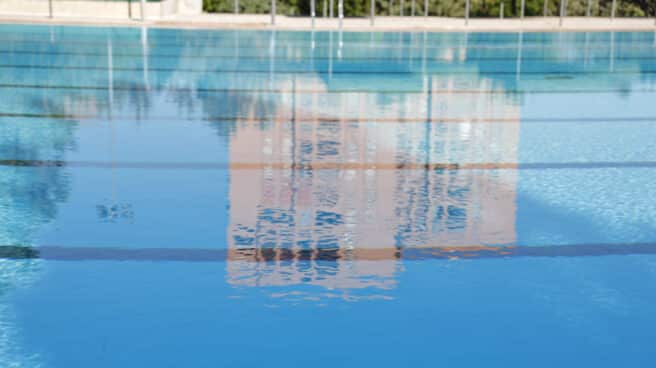 Imagen recurso de una piscina