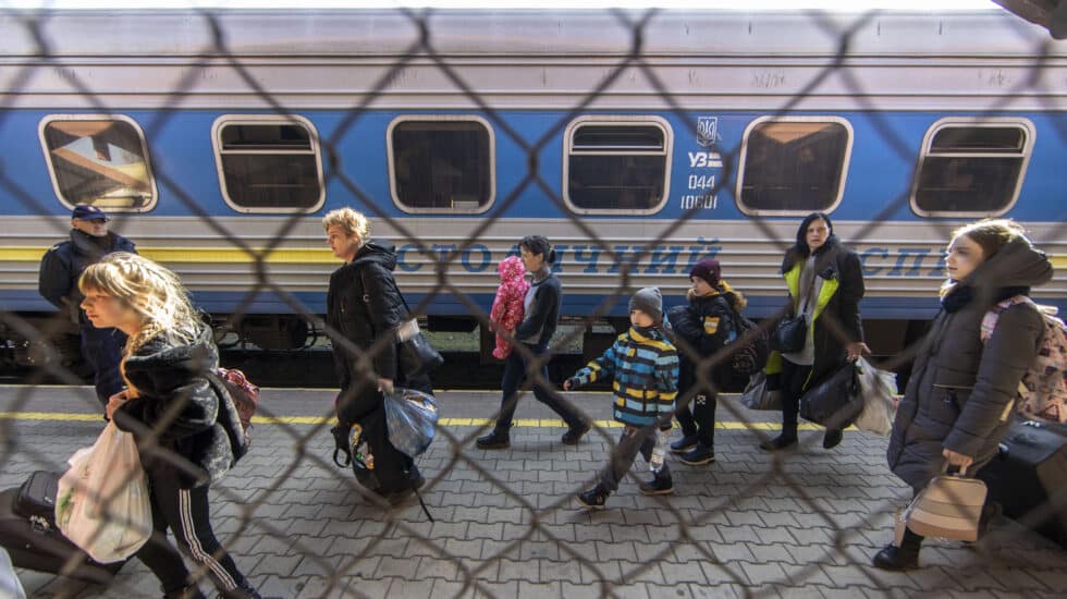 Mujeres y niños llegan a Przemysl (Polonia) huyendo de la guerra en Ucrania, el pasado marzo