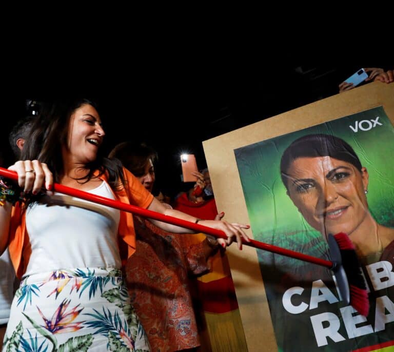 La "pose" de Vox con Canal Sur: ni puede cerrarla como promete ni renuncia al debate electoral