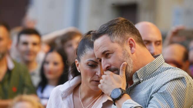 El presidente de Vox, Santiago Abascal, y la candidata de Vox a la Presidencia de la Junta, Macarena Olona, en un acto público en Córdoba. El presidente de Vox, Santiago Abascal, y la candidata de Vox a la Presidencia de la Junta, Macarena Olona, en un acto público en Córdoba.