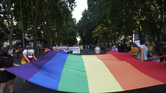 Manifestación del Orgullo de Madrid en la que se ve una bandera LGTB a gran tamaño