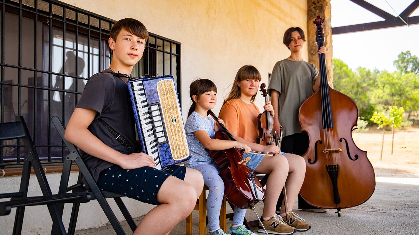 Simeon, Olga, Nina y Maria Babotenko posan con sus instrumentos en el Monasterio de la Conversión en Sotillo de la Adrada